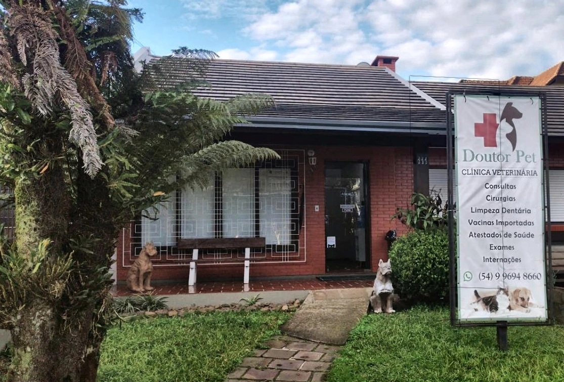 Entrada e jardim da Clínica Veterinária Doutor Pet